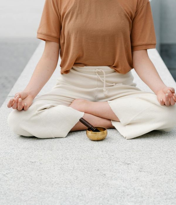 Person meditating outdoors, representing daily well-being and mental clarity.